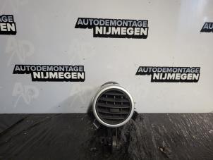 Usagé Grille aération tableau de bord Renault Kangoo/Grand Kangoo (KW) 1.5 Blue dCi 95 Prix sur demande proposé par Autodemontage Nijmegen