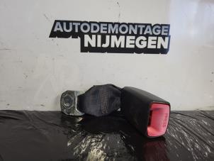 Usados Lengüeta de cinturón de seguridad derecha detrás Toyota Aygo (B10) 1.0 12V VVT-i Precio de solicitud ofrecido por Autodemontage Nijmegen