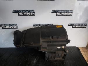 Używane Obudowa filtra powietrza Mercedes C (W203) 1.8 C-200K 16V Cena na żądanie oferowane przez Autodemontage Nijmegen