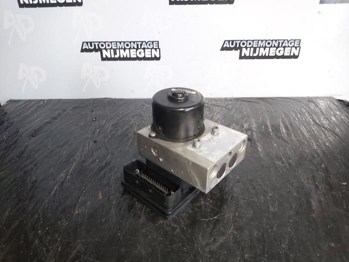 Usagé Bloc ABS Mercedes C (W203) 1.8 C-200K 16V Prix sur demande proposé par Autodemontage Nijmegen