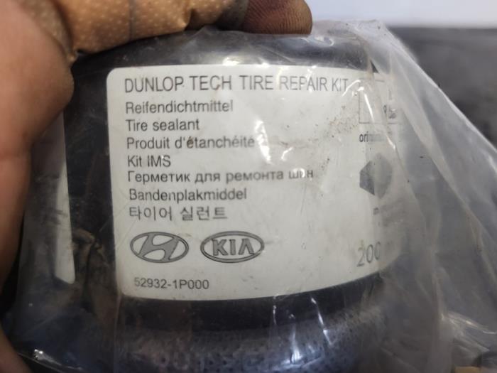 Tyre repair kit from a Hyundai i20 (GBB) 1.2i 16V 2014