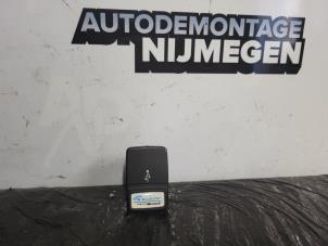 Gebrauchte AUX / USB-Anschluss Fiat Bravo (198A) 1.6 JTD Multijet 105 Preis auf Anfrage angeboten von Autodemontage Nijmegen