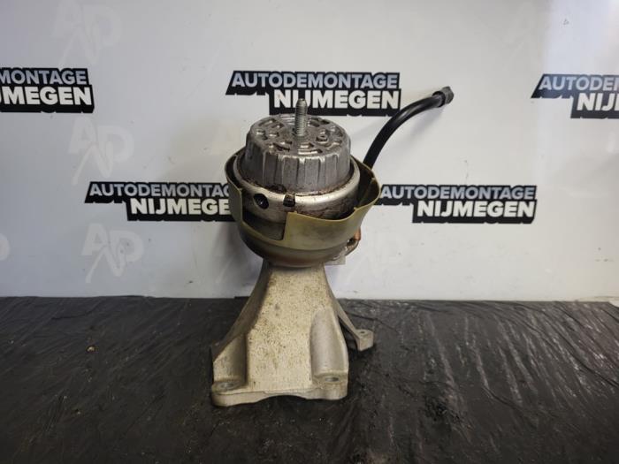 Engine mount from a Audi A6 (C6) 2.4 V6 24V Quattro 2005