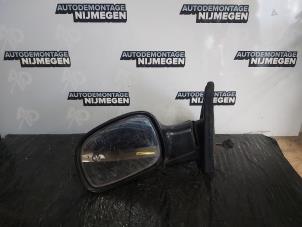 Used Wing mirror, left Chrysler Voyager/Grand Voyager (RG) 2.4 16V Price on request offered by Autodemontage Nijmegen