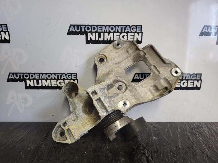 Usagé Support dynamo bas Mercedes Citan (415.6) 1.5 109 CDI Prix sur demande proposé par Autodemontage Nijmegen