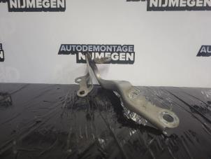 Używane Zawias pokrywy silnika Toyota Aygo (B10) 1.4 HDI Cena na żądanie oferowane przez Autodemontage Nijmegen