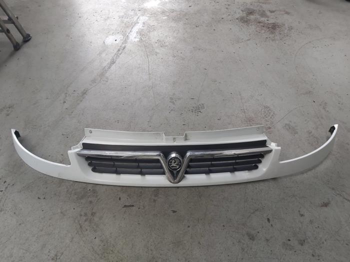 Używane Grill Renault Trafic New (FL) 1.9 dCi 100 16V Cena na żądanie oferowane przez Autodemontage Nijmegen