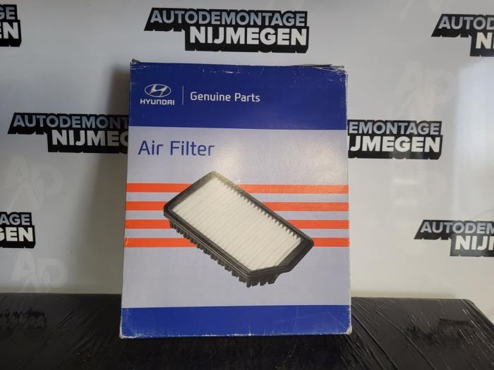 Air filter from a Kia Sorento II (XM) 2.2 CRDi 16V VGT 4x2 2009