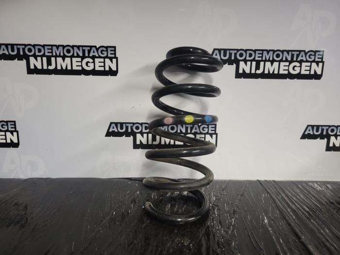 Rear torsion spring from a Renault Clio IV (5R) 0.9 Energy TCE 90 12V 2015