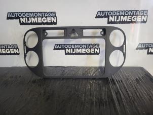 Usados Marco de radio Volkswagen Golf Plus (5M1/1KP) 1.6 FSI 16V Precio de solicitud ofrecido por Autodemontage Nijmegen