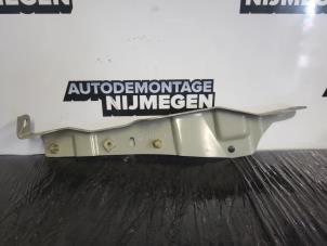 Used Front right screen carrier Renault Clio IV (5R) 0.9 Energy TCE 90 12V Price on request offered by Autodemontage Nijmegen
