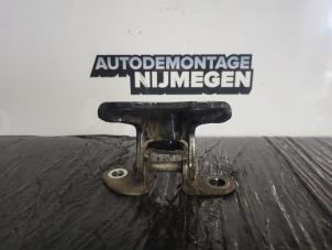 Usados Bisagra puerta derecha detrás Peugeot 107 1.0 12V Precio de solicitud ofrecido por Autodemontage Nijmegen