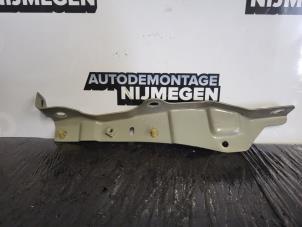 Used Front right screen carrier Renault Clio IV (5R) 0.9 Energy TCE 90 12V Price on request offered by Autodemontage Nijmegen