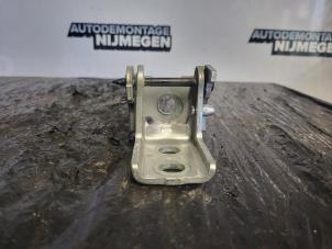 Used Rear door hinge, left Peugeot 208 I (CA/CC/CK/CL) 1.2 12V e-THP PureTech 110 Price on request offered by Autodemontage Nijmegen