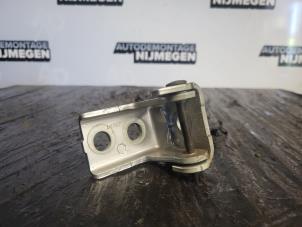Used Rear door hinge, left Peugeot 208 I (CA/CC/CK/CL) 1.2 12V e-THP PureTech 110 Price on request offered by Autodemontage Nijmegen