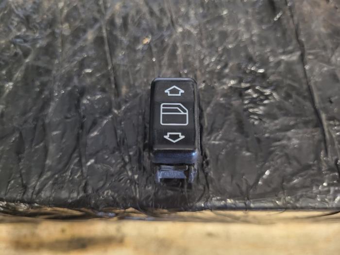 Usados Interruptor de ventanilla eléctrica Mercedes E Combi (S124) 2.0 200 TE 16V Precio de solicitud ofrecido por Autodemontage Nijmegen