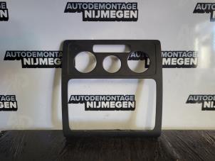 Używane Rama radia Volkswagen Caddy III (2KA,2KH,2CA,2CH) 1.9 TDI Cena na żądanie oferowane przez Autodemontage Nijmegen