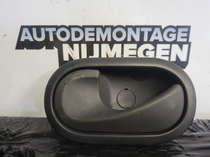Begagnade Handtag Mercedes Citan (415.6) 1.5 109 CDI Pris på förfrågan erbjuds av Autodemontage Nijmegen