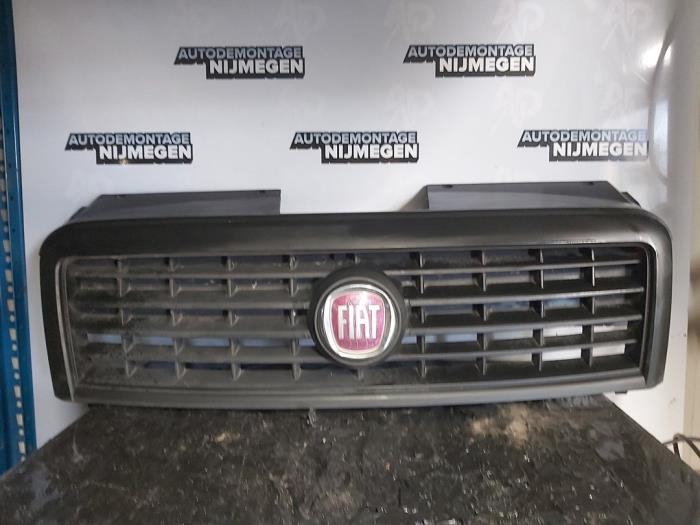 Gebrauchte Grill Fiat Doblo Cargo (263) 1.3 D Multijet Preis auf Anfrage angeboten von Autodemontage Nijmegen