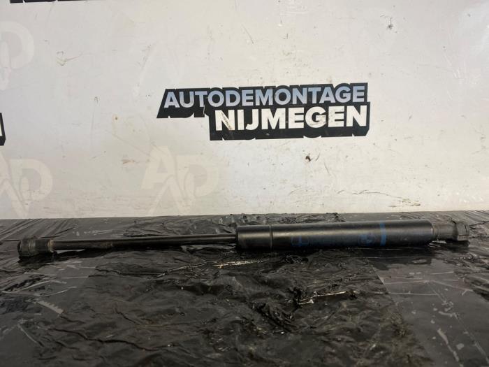 Amortiguador de gas de capó derecha de un BMW 5 serie (E39) 540i 32V 1999