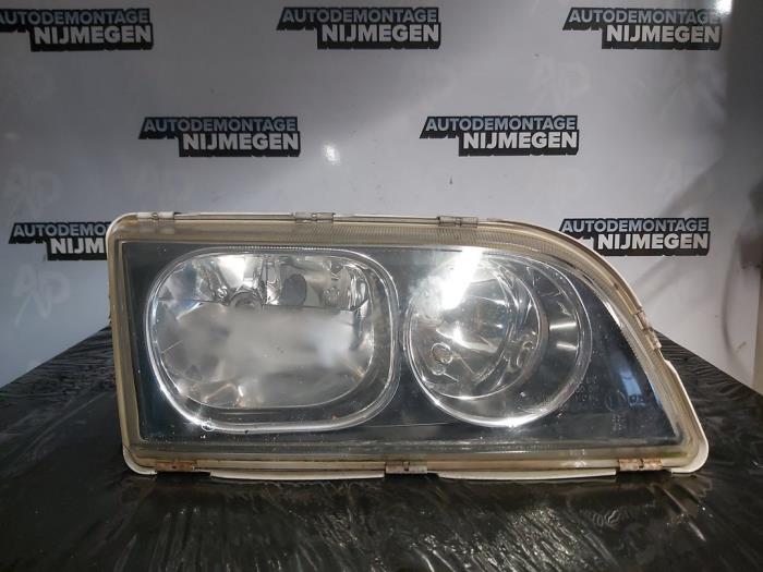Używane Reflektor prawy Volvo V40 (VW) 1.6 16V Cena € 40,00 Procedura marży oferowane przez Autodemontage Nijmegen