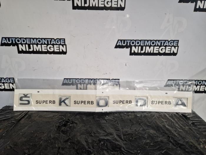 Nowe Emblemat Skoda Superb Combi (3V5) 2.0 TSI 16V Cena na żądanie oferowane przez Autodemontage Nijmegen