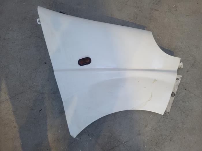 Front wing, right from a Renault Trafic New (FL) 1.9 dCi 82 16V 2003