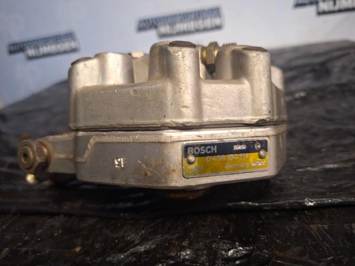 Fuel distributor Mercedes S 380 SE,SEL - 0438100111
