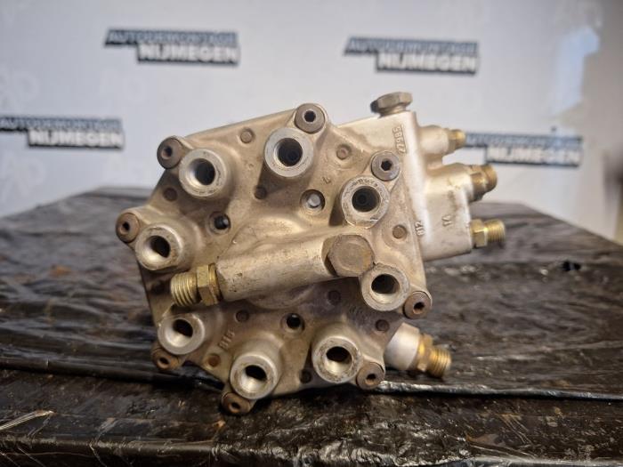 Fuel distributor Mercedes S 380 SE,SEL - 0438100111