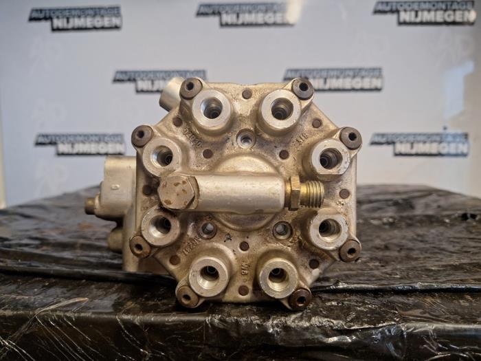 Fuel distributor Mercedes S 380 SE,SEL - 0438100111