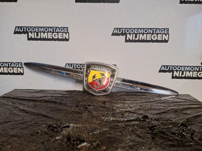 Używane Emblemat Fiat 500C/595C/695C 1.4 T-Jet 16V Cena na żądanie oferowane przez Autodemontage Nijmegen
