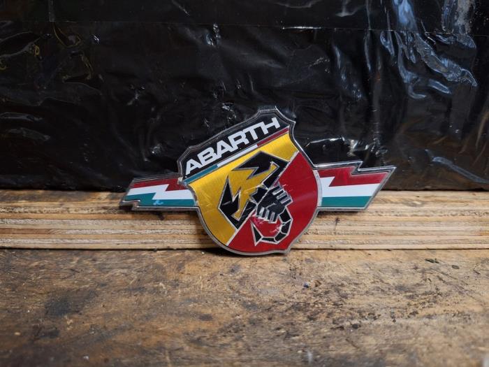 Używane Emblemat Fiat 500C/595C/695C 1.4 T-Jet 16V Cena na żądanie oferowane przez Autodemontage Nijmegen