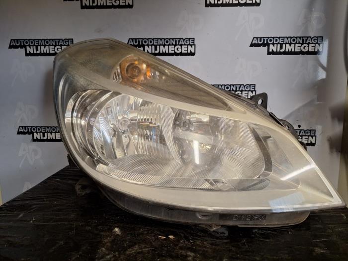 Używane Reflektor prawy Renault Clio III (BR/CR) 1.2 16V TCe 100 Cena na żądanie oferowane przez Autodemontage Nijmegen