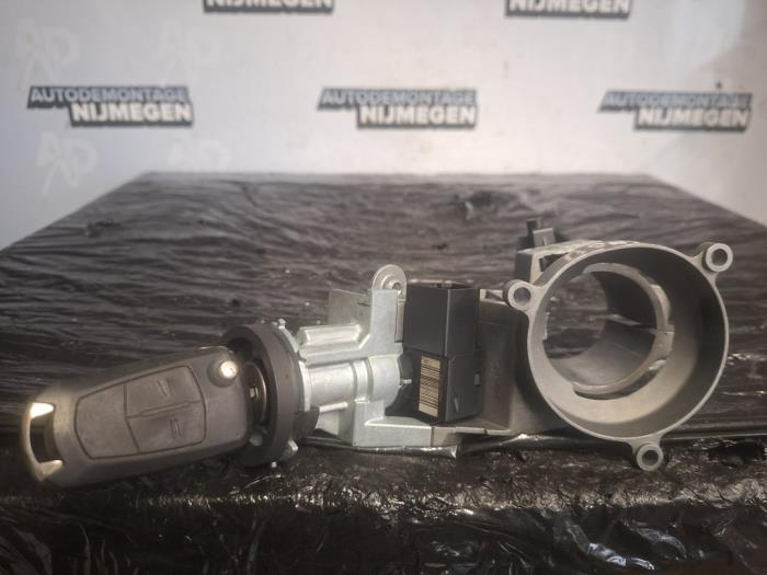 Używane Stacyjka + Kluczyk Opel Corsa D 1.2 16V Cena na żądanie oferowane przez Autodemontage Nijmegen