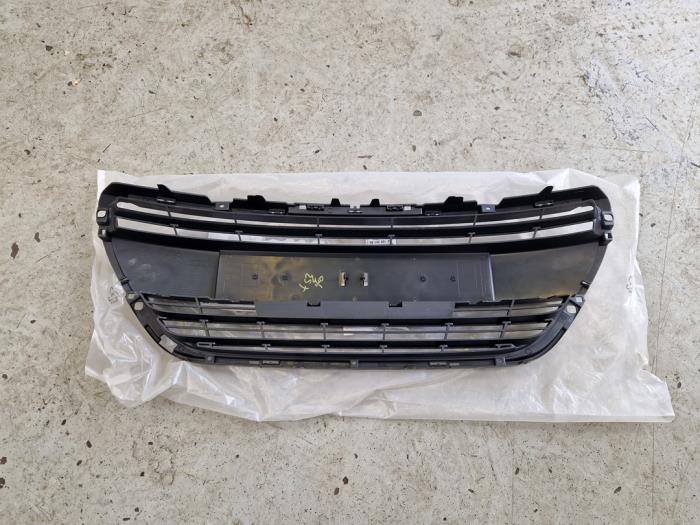 Calandre d'un Peugeot 208 I (CA/CC/CK/CL) 1.2 12V e-THP PureTech 110 2017