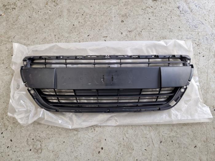Calandre d'un Peugeot 208 I (CA/CC/CK/CL) 1.2 12V e-THP PureTech 110 2017