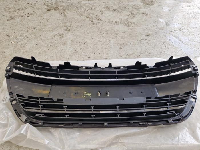 Calandre d'un Peugeot 208 I (CA/CC/CK/CL) 1.2 12V e-THP PureTech 110 2017