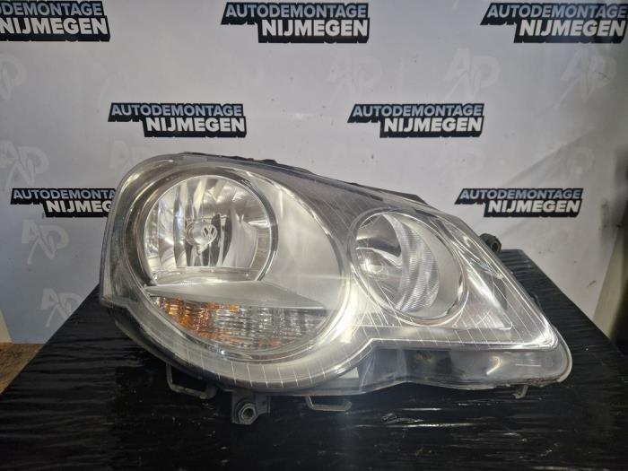 Używane Reflektor prawy Volkswagen Polo IV (9N1/2/3) 1.4 16V 100 Cena na żądanie oferowane przez Autodemontage Nijmegen