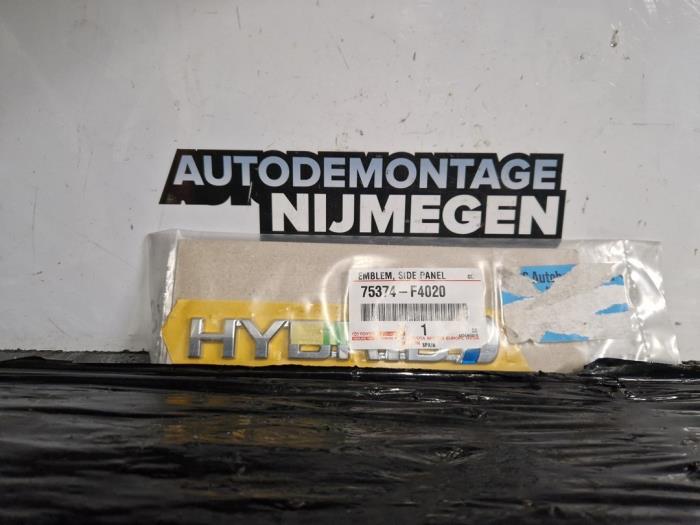 Nowe Emblemat Toyota C-HR (X1,X5) 1.8 16V Hybrid Cena na żądanie oferowane przez Autodemontage Nijmegen
