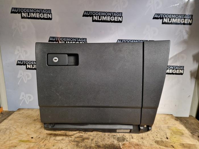 Begagnade Handskfack Volkswagen Sharan (7N) 1.4 TSI 16V Pris på förfrågan erbjuds av Autodemontage Nijmegen