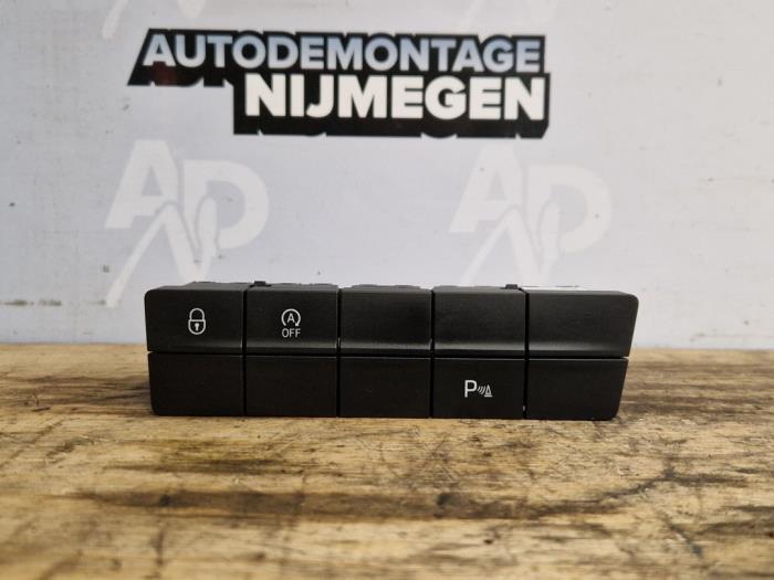 Usados Interruptor Skoda Octavia (5EAA) 1.2 TSI 16V Precio de solicitud ofrecido por Autodemontage Nijmegen