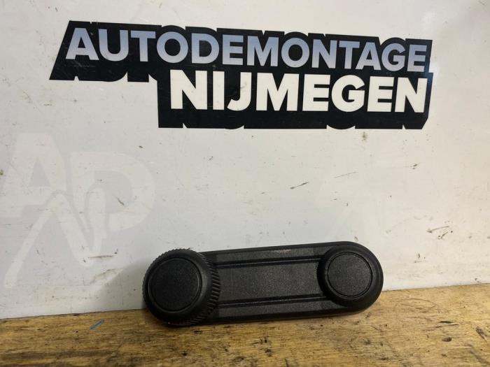 Używane Klamka okienna Mercedes A (W169) 1.5 A-160 Cena na żądanie oferowane przez Autodemontage Nijmegen