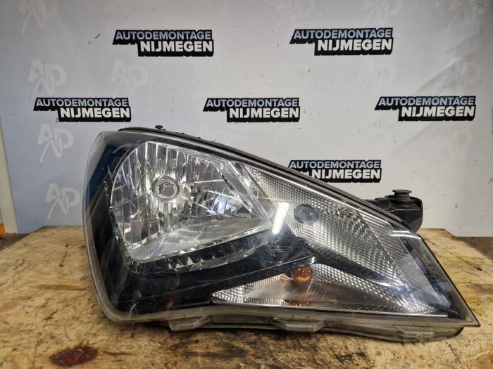 Używane Reflektor prawy Seat Mii 1.0 12V Cena na żądanie oferowane przez Autodemontage Nijmegen