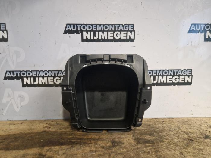 Używane Schowek Peugeot 208 I (CA/CC/CK/CL) 1.2 Vti 12V PureTech 82 Cena na żądanie oferowane przez Autodemontage Nijmegen