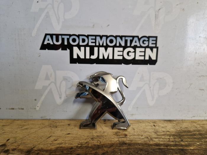 Używane Emblemat Peugeot 308 SW (L4/L9/LC/LJ/LR) 1.6 BlueHDi 120 Cena na żądanie oferowane przez Autodemontage Nijmegen