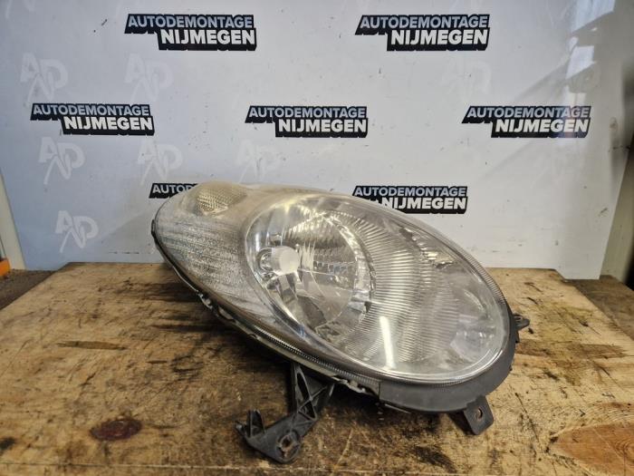 Używane Reflektor prawy Nissan Micra (K12) 1.0 16V Cena na żądanie oferowane przez Autodemontage Nijmegen