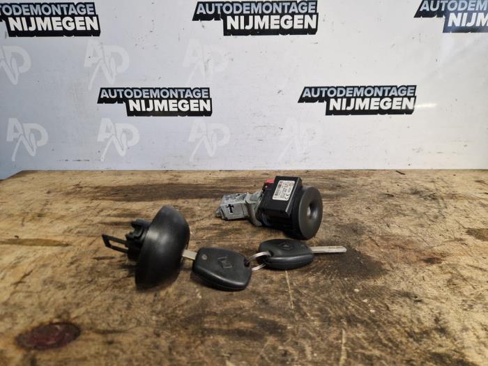 Używane Stacyjka + Kluczyk Renault Twingo II (CN) 1.2 16V Cena na żądanie oferowane przez Autodemontage Nijmegen