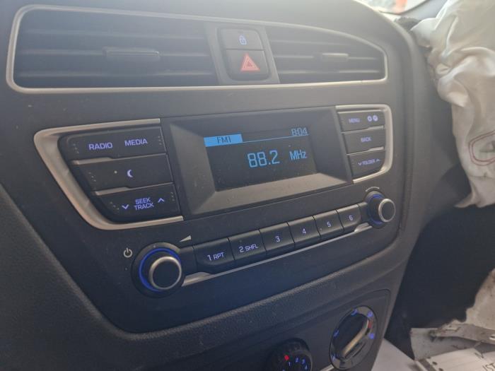 Używane Radio Hyundai i20 (GBB) 1.2i 16V Cena na żądanie oferowane przez Autodemontage Nijmegen