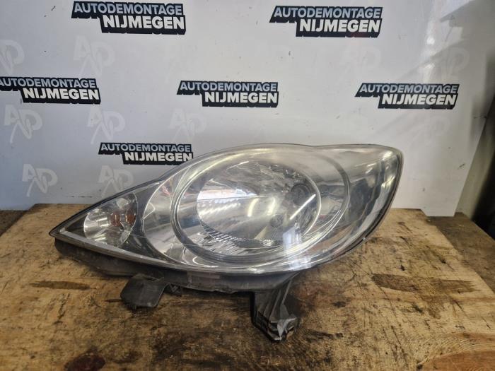 Używane Reflektor lewy Peugeot 107 1.0 12V Cena na żądanie oferowane przez Autodemontage Nijmegen