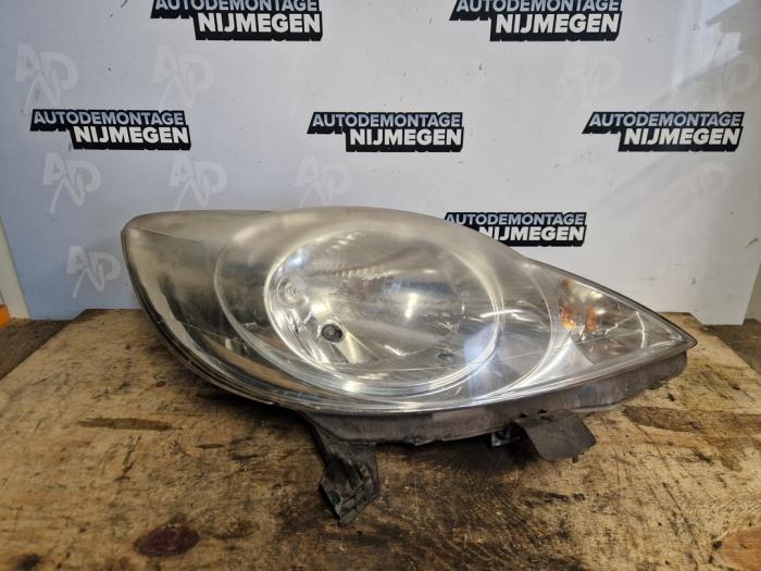 Używane Reflektor prawy Peugeot 107 1.0 12V Cena na żądanie oferowane przez Autodemontage Nijmegen